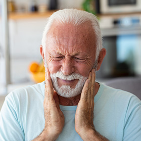 Main experiencing tooth pain